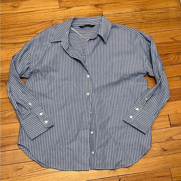 ZARA V-neck lapel collar shirt with long sleeves. Front button closure. - Picture 5 of 7